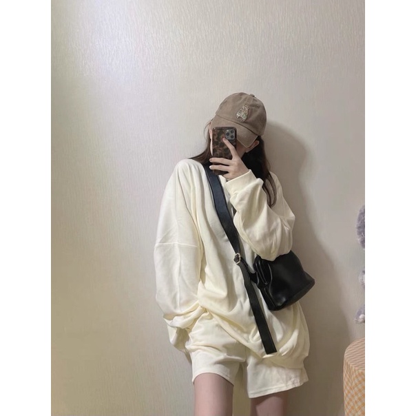 áo sweater trắng phối với quần shrot