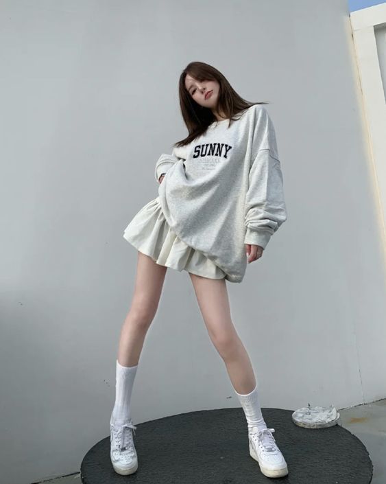 Phối Sweater với chân váy